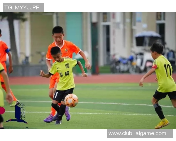 阳光下少年奋力踢球的瞬间展现青春活力与团队精神